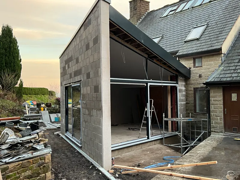 Structural glazing frame during the external envelope stage